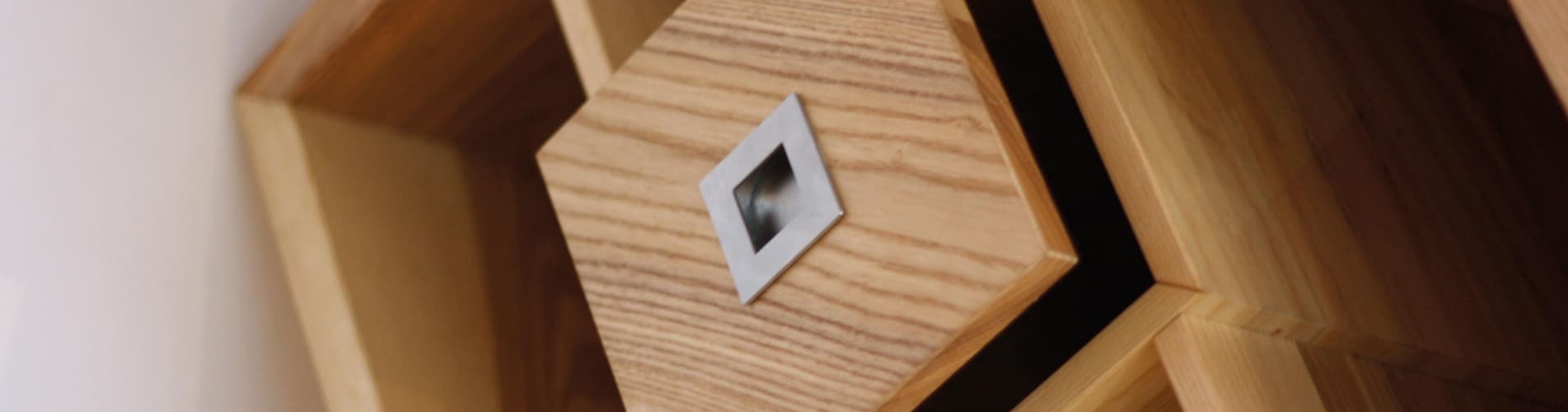 Maßgefertigtes Möbelstück aus heller Esche in der Tischlerwerkstatt